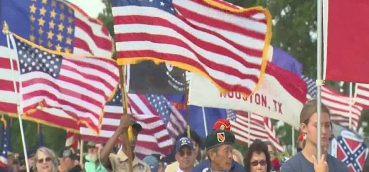 Celebran el día de los caídos en Houston.