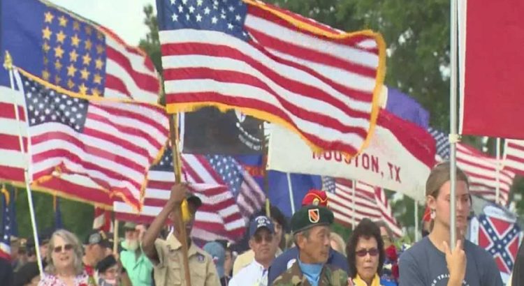 Celebran el día de los caídos en Houston.