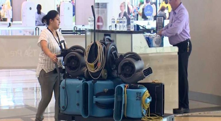 Viajeros acalorados en el aeropuerto de Houston por falla en el aire acondicionado.