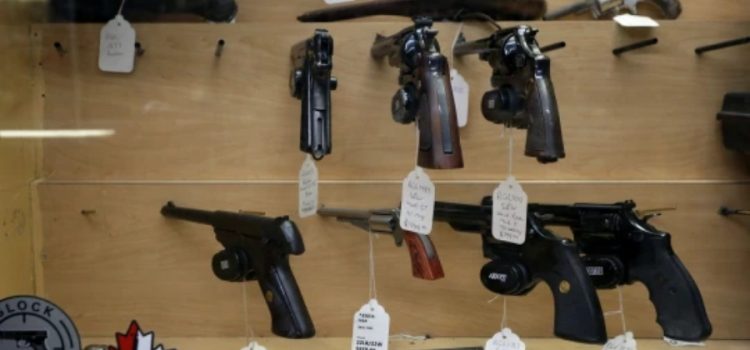 Canada congela venta de armas luego del tiroteo masivo en Texas.