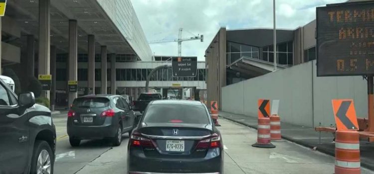 La construcción en el Aeropuerto Intercontinental de Houston esta causando congestión de trafico.