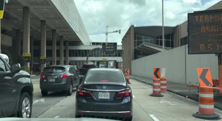 La construcción en el Aeropuerto Intercontinental de Houston esta causando congestión de trafico.