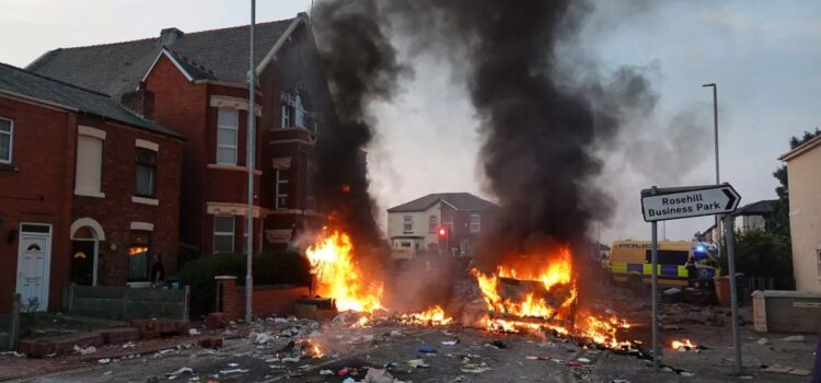 Tragedia en Southport desencadena disturbios y protestas en el Reino Unido