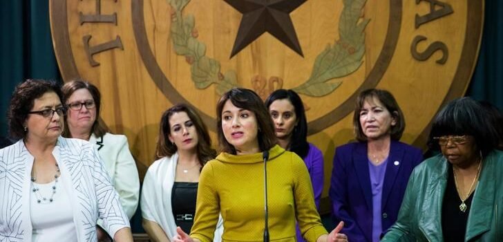La representante estatal de Texas, Gina Hinojosa, lanza su candidatura demócrata a gobernadora