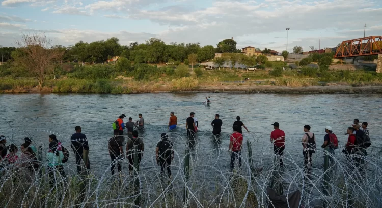 Texas supero su numero y transporto en autobús a 50.000 migrantes