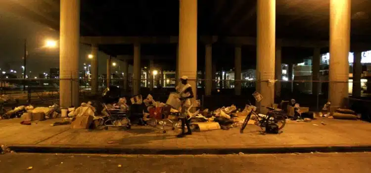 Houston propone prohibir acampar en aceras las 24 horas en zonas clave de la ciudad