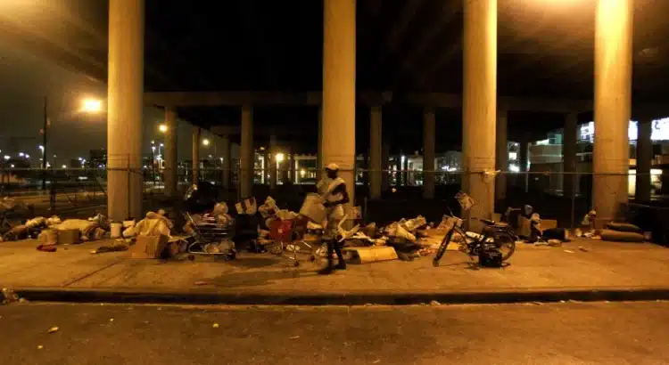 Houston propone prohibir acampar en aceras las 24 horas en zonas clave de la ciudad