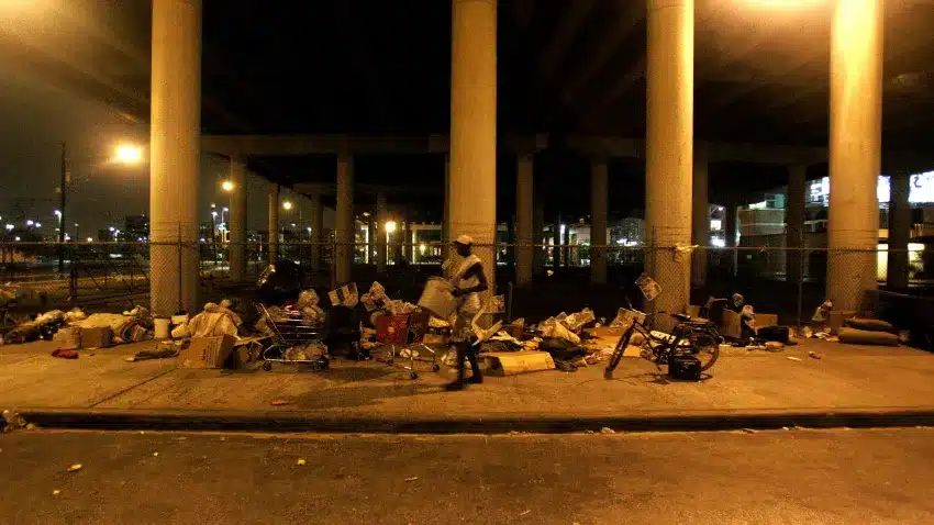 Houston propone prohibir acampar en aceras las 24 horas en zonas clave de la ciudad Houston propone prohibir acampar en aceras las 24 horas en zonas clave de la ciudad