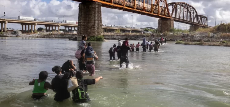 Texas busca reanudar una medida para impedir que migrantes crucen la frontera