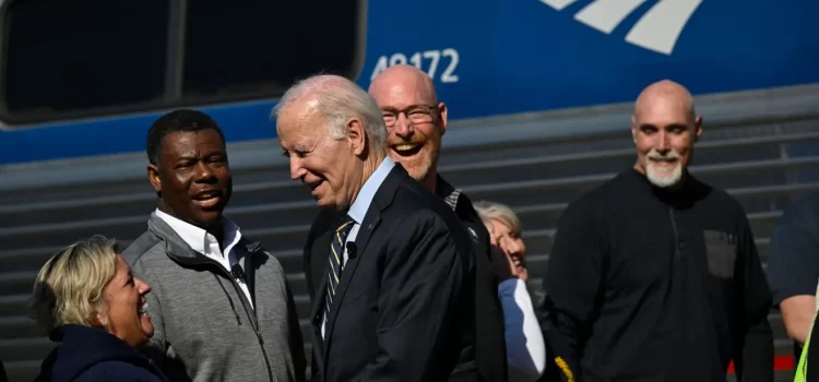 Joe Biden asigna $16,400 millones a trenes en Nueva York y otras ciudades