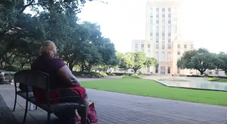 El Ayuntamiento de Houston prohíbe efectivamente a las personas sin hogar estar en las aceras del centro y del este del centro