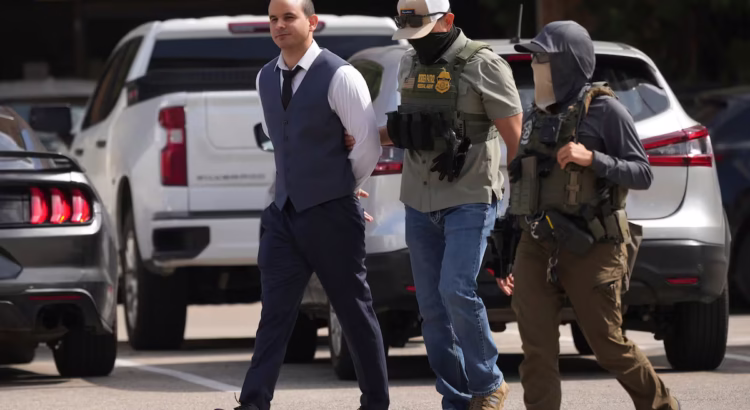 Texas se consolida como el líder de la cruzada antiinmigrante de Trump con 20.000 detenciones en cinco meses
