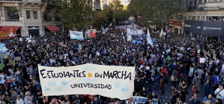 Protesta masiva en Argentina por recortes a la universidad pública