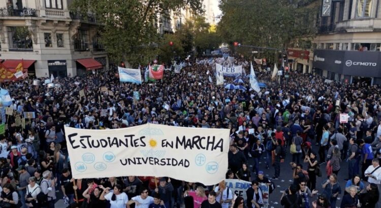 Protesta masiva en Argentina por recortes a la universidad pública