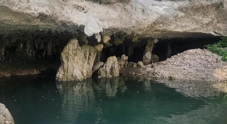 Reaparece una cueva submarina en un lago en Texas