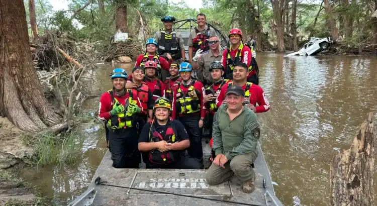 Bomberos voluntarios de México cruzaron la frontera para ayudar a las víctimas de las inundaciones en Texas.