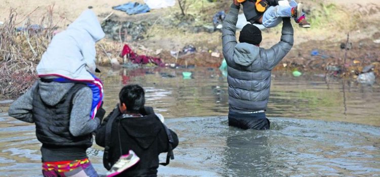 Nueva ley en Texas aumenta penas para traficantes de migrantes