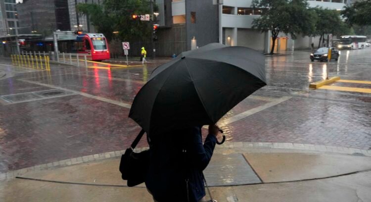 Una baja presión tropical débil trae lluvias ocasionales y aire húmedo.